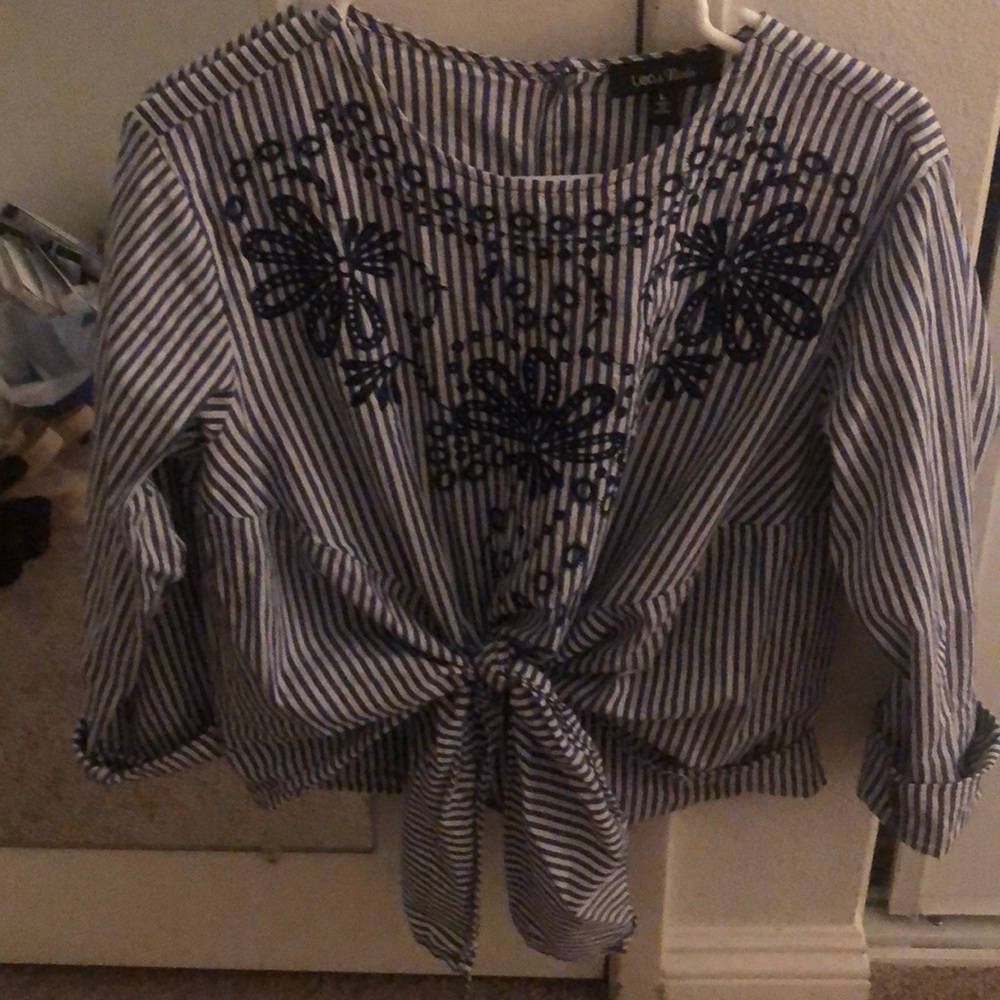 Lea and Viola cropped blouse with tie front